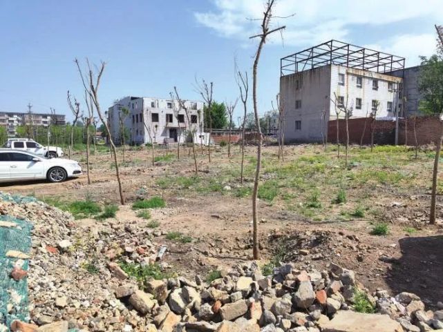 沙河镇巩华城拆迁规划范围内存在大量建筑残渣