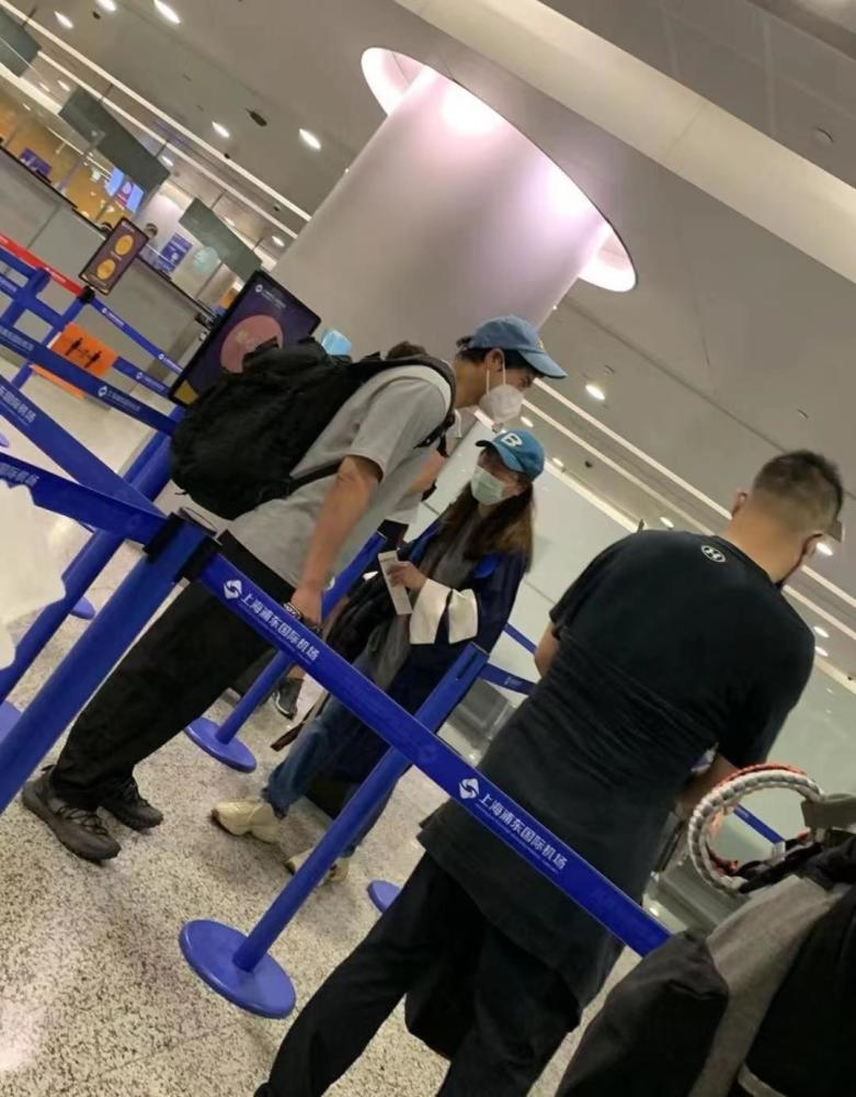 彭于晏离开上海引发热议,疑似连夜买票乘坐飞机,机场照片被曝光_腾讯