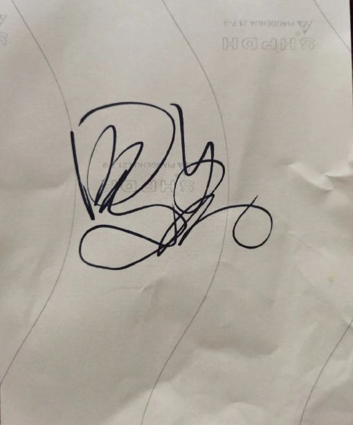 从对方晒出的签名来看,确实是罗晋本人.