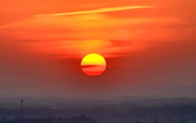 太阳光被大气散射导致的自然现象,生活中最典型的例子就是夕阳的红色