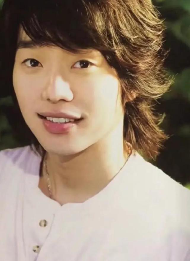 40岁张栋梁晒近照从小鲜肉到大叔曾当红一时的他为何销声匿迹