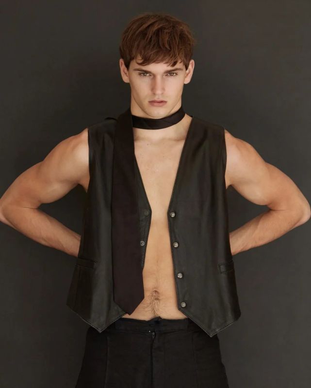 所以某种意义来说,samuel aitken是英国皇室的亲戚,不过没有血缘关系