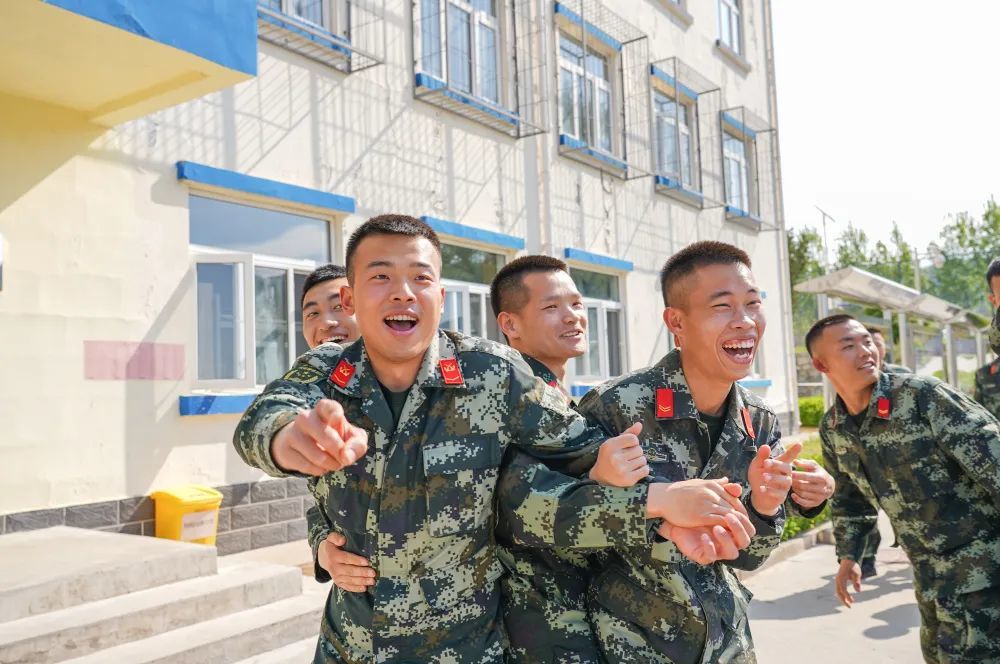 跟着兵哥兵姐露出你的"小白牙"看他们的笑容戳图他们的笑脸绽放在军营