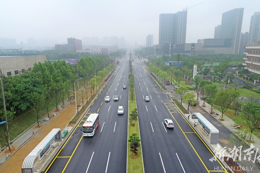 5月8日,长沙市桐梓坡路(麓景路—雷高路)立体空间品质提升工程项目已