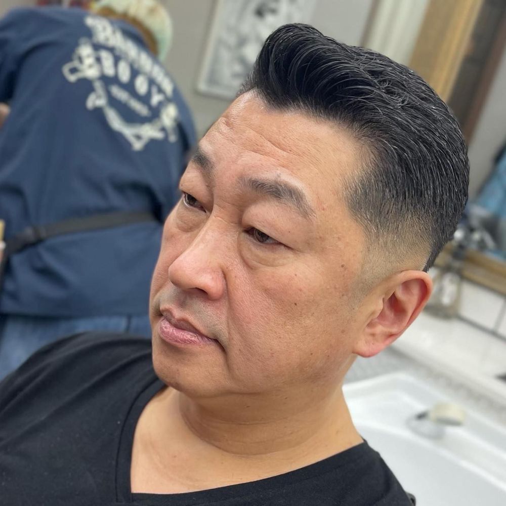 头发乱翘,打理起来相对来说就容易了很多,头顶吹出庞松的效果向后梳理