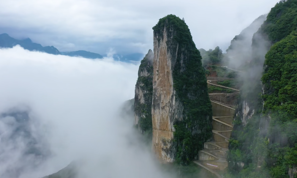 重庆拉链公路成网红短短453米18个拐连老司机都望而却步