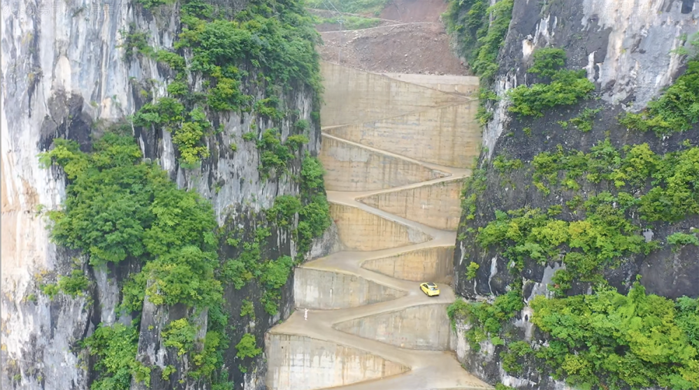 2018年,这条寄托着村民希望的公路开工.从国道到村庄全长3.
