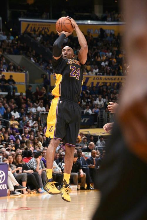 随着科比说出mamba out——标志着一代人的青春也结束了