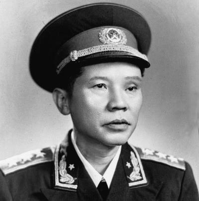 他是开国上将，建国后成北京军区首任政委，三年后为何销声匿迹？