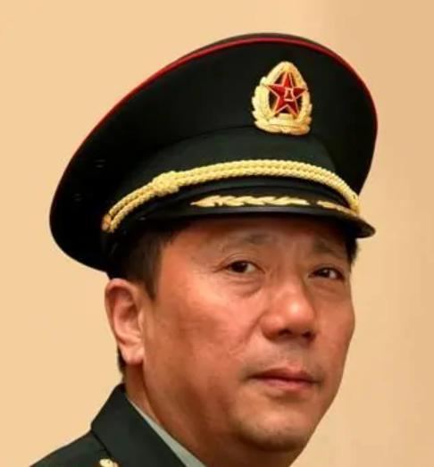 他是秦基偉上將之子,博士學位,曾任東部戰區陸軍司令員,現66歲