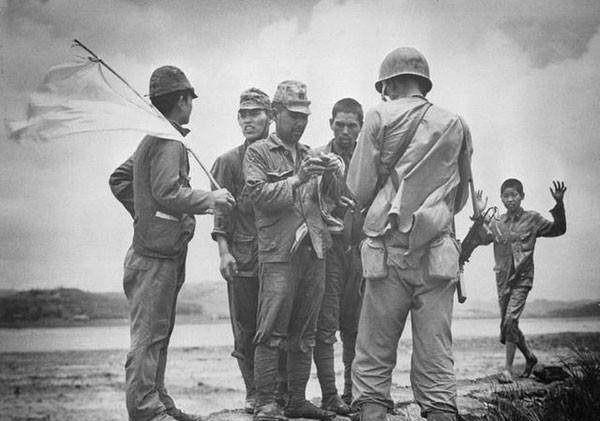 日军战败投降的老照片,每一张照片看着都那么解恨!