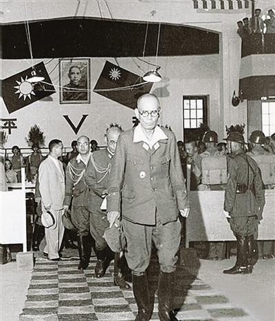 日军战败投降的老照片,每一张照片看着都那么解恨!