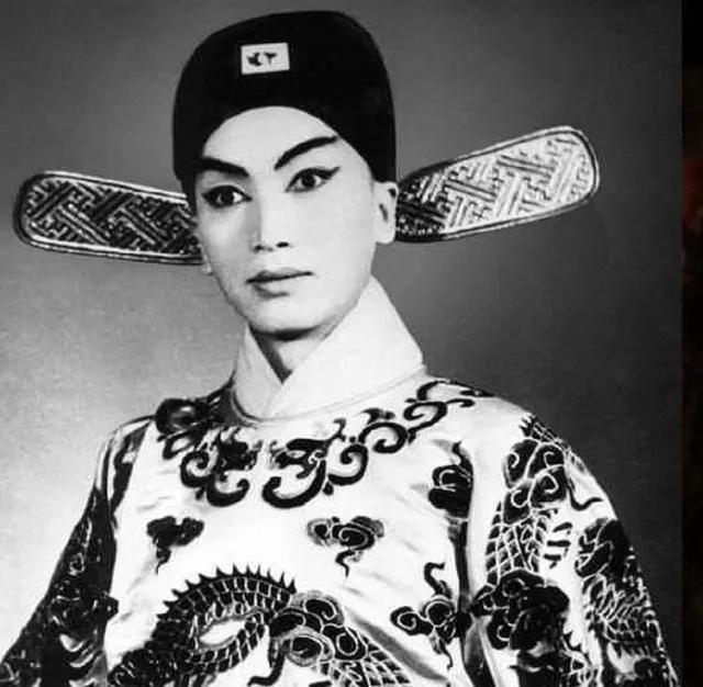 时佩璞与法国外交官相爱且育有一子十八年后才被发现男儿身