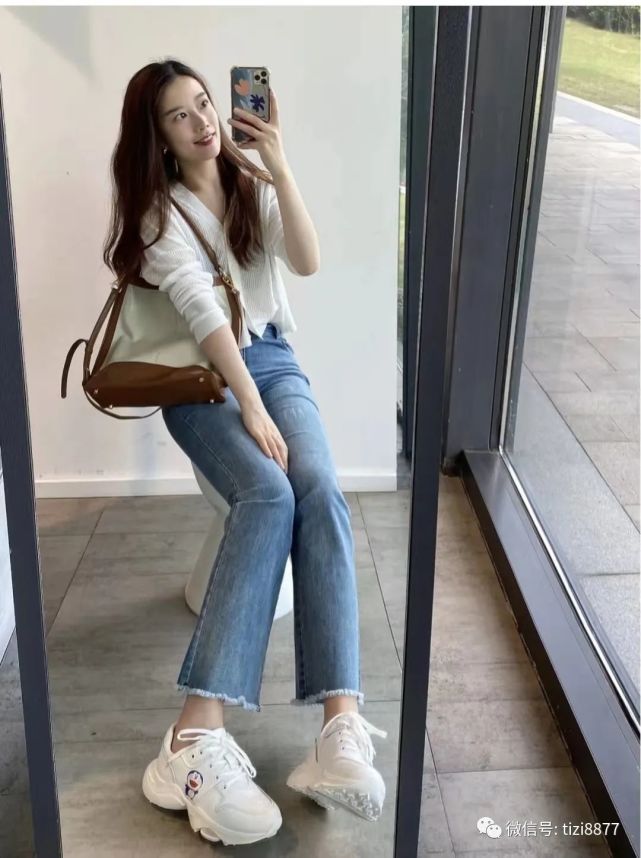 高腰微喇牛仔裤搭配什么上衣好看和鞋子好看