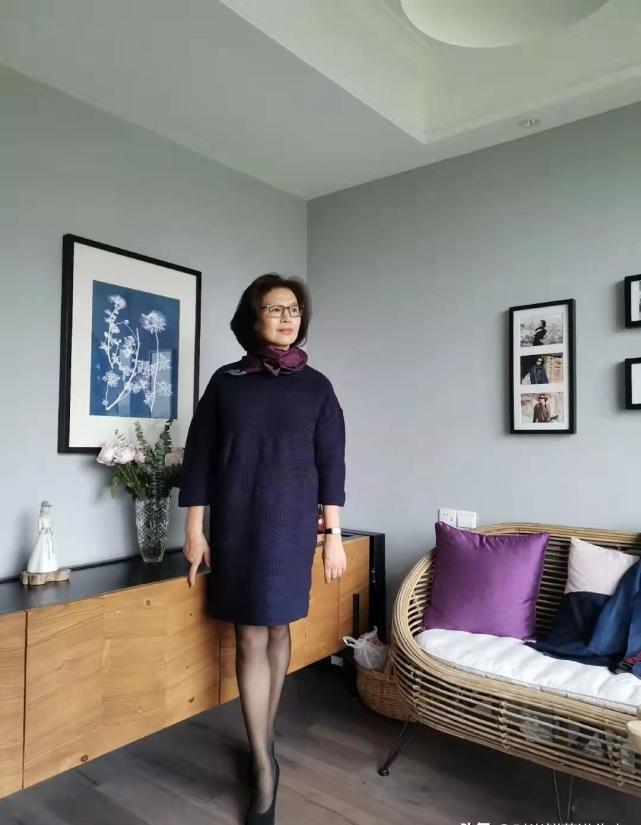 这才是60岁妈妈辈的穿衣典范!"针织衫 九分裤 平底鞋",更美