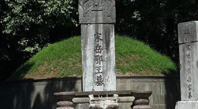 秦桧后代中状元路过岳飞墓时写下2句诗今成千古名句传诵至今