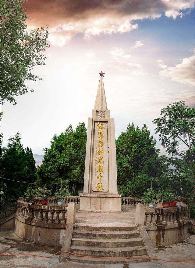 車子奔跑在青海省循化縣城去往查汗都斯鄉紅光村的路上,沿途25公里行