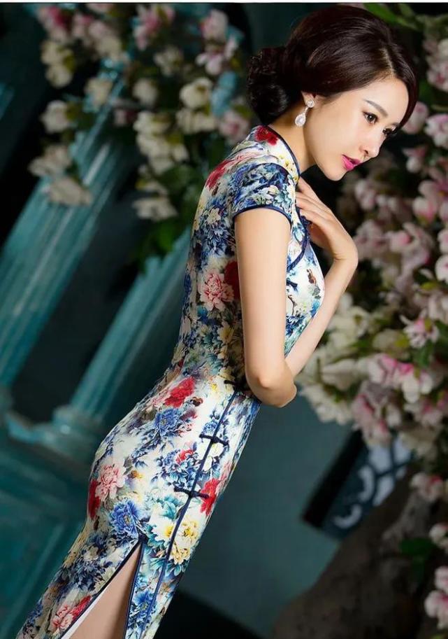 穿高开衩旗袍的女人,很美很自信