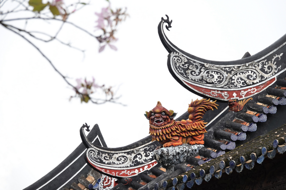 巧手筑岭南古建守护人以手中灰白塑屋脊缤纷