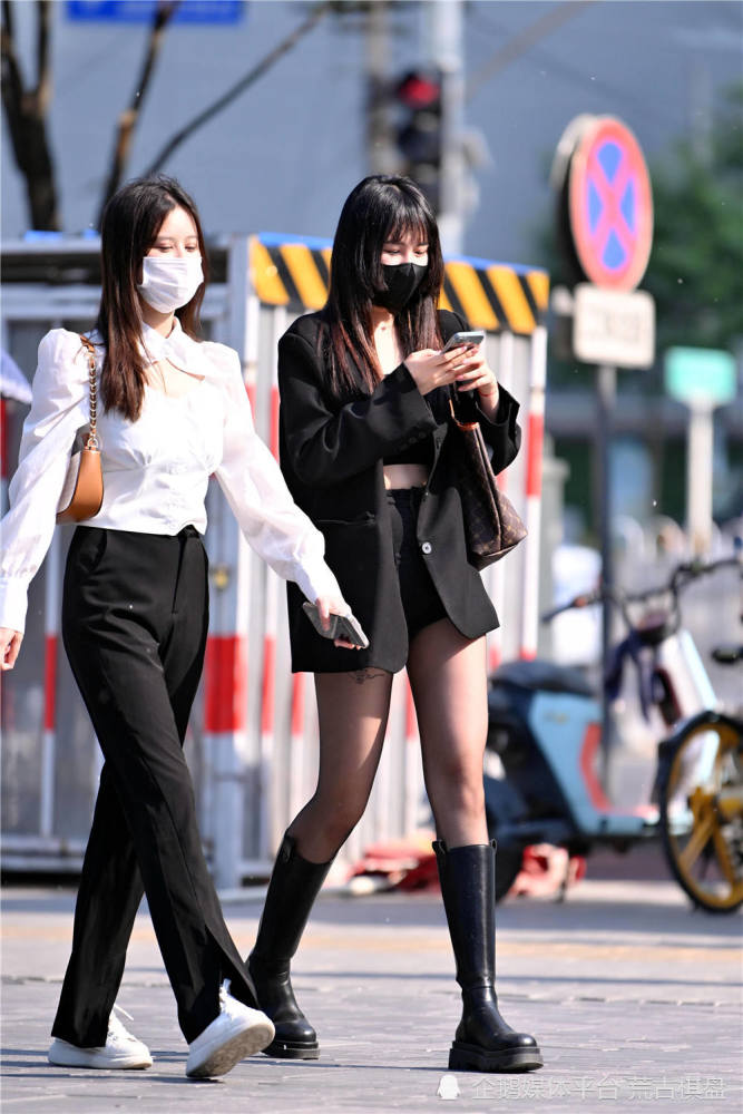 五月初的北京，依旧可以搭配长靴，不一定能够是过膝款式腾讯开心鼠是什么