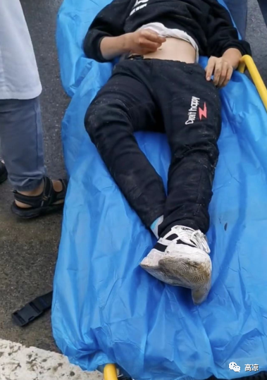 茂名一小孩开摩托发生交通事故