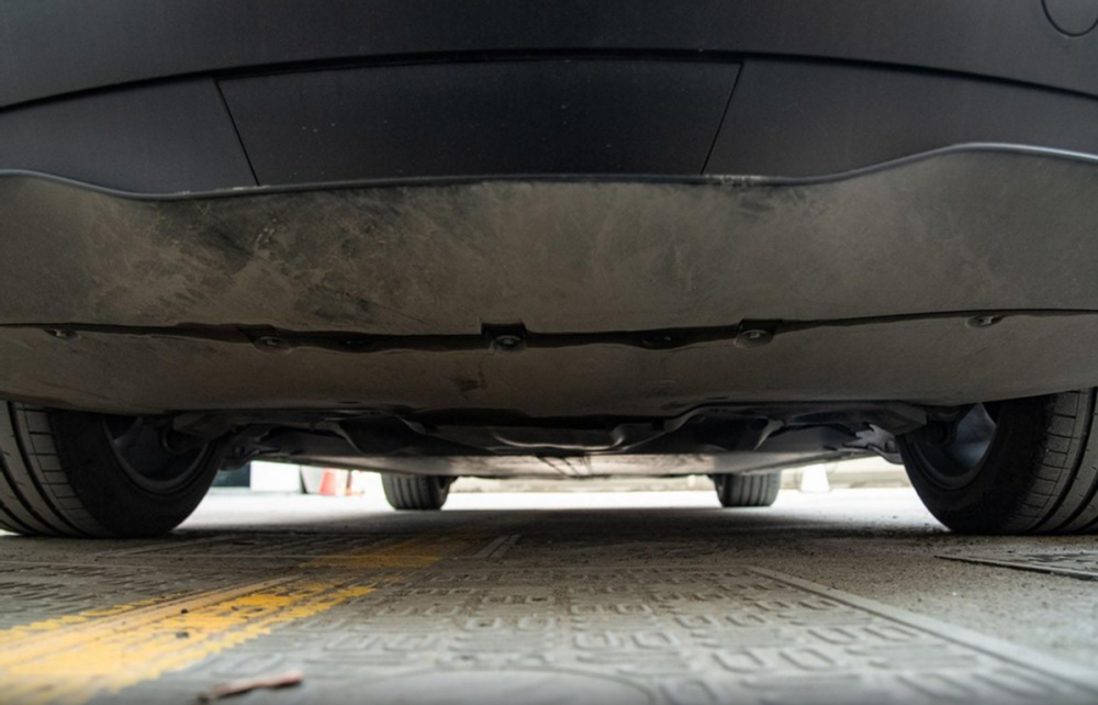 底盘方面,2022款特斯拉model y低配车型选择了后置后驱的驱动方式