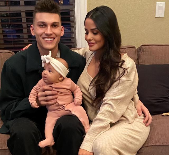 场上继续展现着强大的实力,而他的妻子和岳母也可以继续来到现场观战