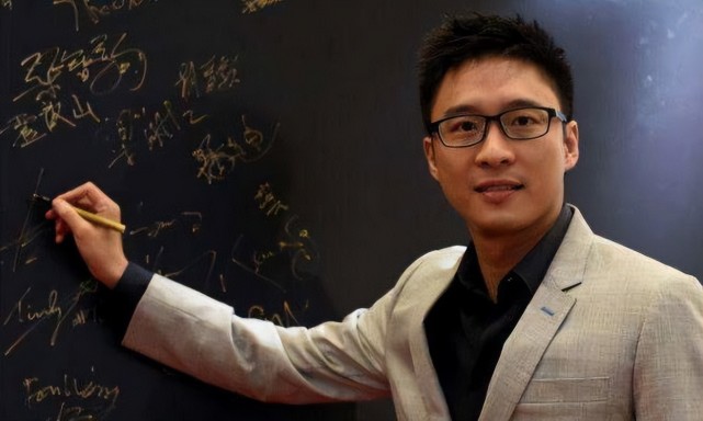 霍启山至今单身,而章子怡已经是孩子的妈妈了,霍启山近年来也懂事了