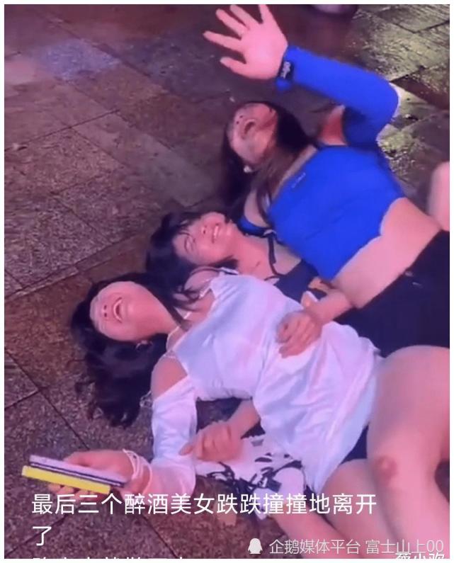 宜州三美女喝醉酒后晕倒在地上,还时不时手舞足蹈,引得路人围观