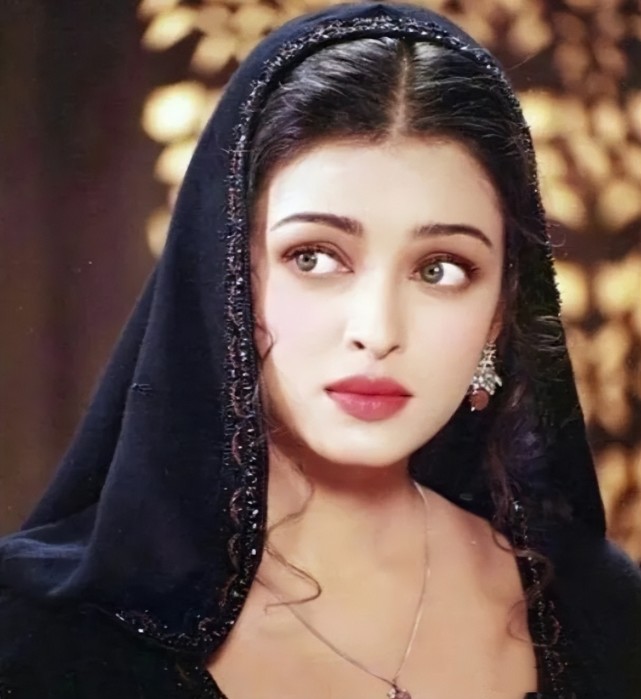 印度第一美人:被迫嫁给香蕉树,产后发胖却被骂"叛国"