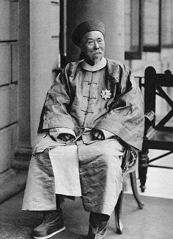 一生光环无数,被慈禧视为"匡济艰难,济和中外 之人,与曾国藩,张之洞