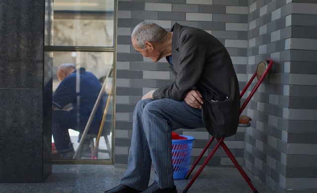 72岁独居老人的建议:晚年请保姆养老时,一定要先讲好这几个条件