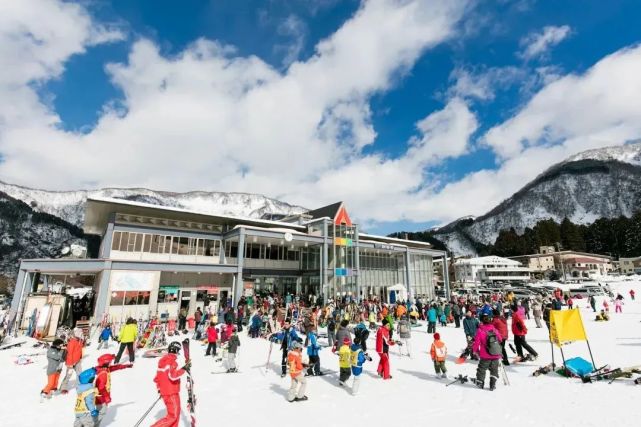 在石川县白山市有一处规模不大但很舒服的滑雪场,叫做白山一里野温泉