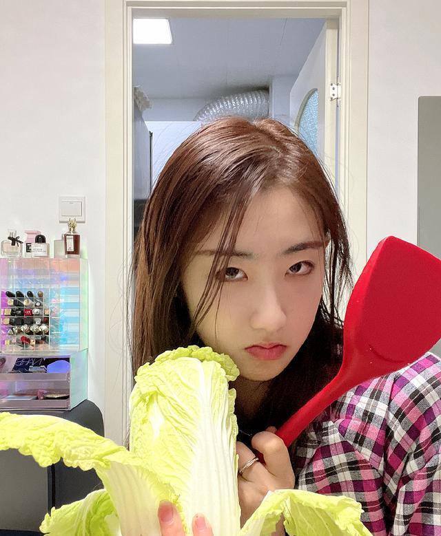 19岁陈虹伊晒花海美照,穿白衬衫超短裤秀美腿,膝盖伤疤太明显_腾讯