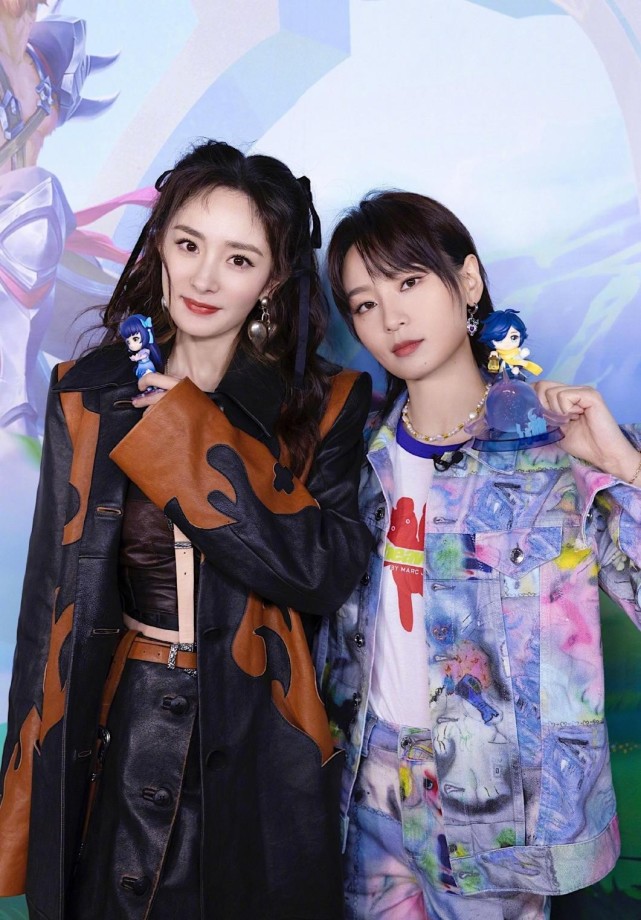 杨幂周笔畅罕见同框穿一件廓形皮风衣看着略显臃肿造型踩雷了