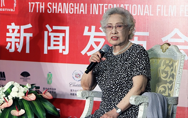 秦怡生前有多美,穿印花装优雅知性又精神,有百岁艺术家的风度