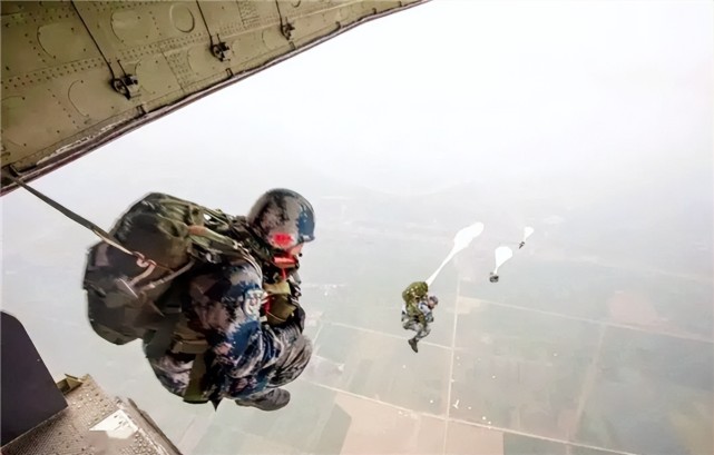 纪实汶川地震中15名空降兵从4999米高空舍命盲跳今身居何职