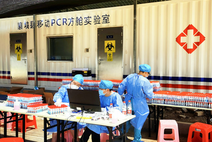 张甜甜"有了这个方舱实验室啊,我们县实现了核酸自检自测,日检测能力