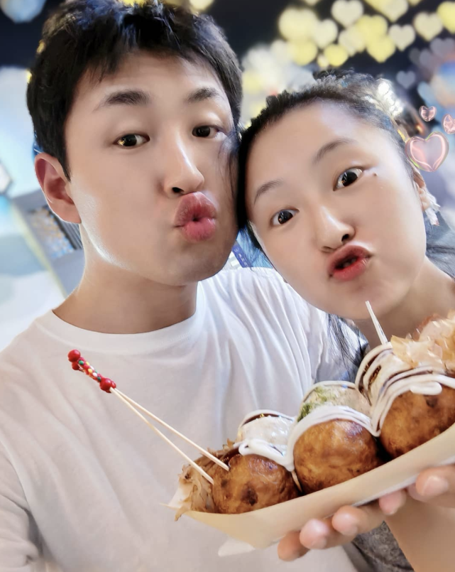 王彦霖晒照秀恩爱曾与妻子不同时间打卡同一海滩以相同角度自拍