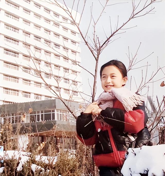 央视主持人张蕾母亲节晒照儿子骑车身后追赶母子同框画面温暖