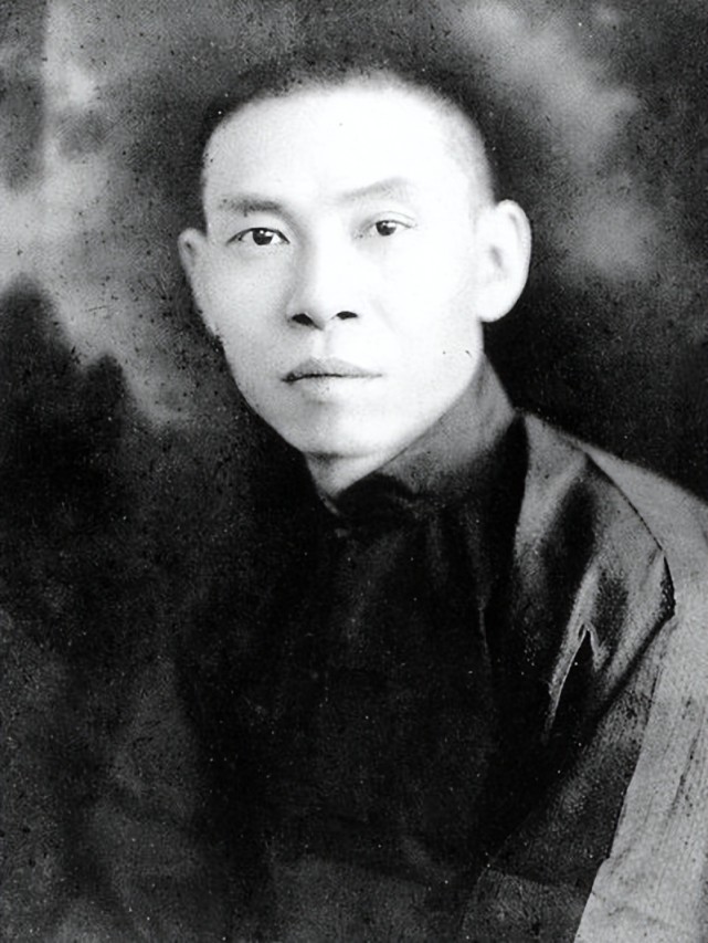 杜月笙前面提到杜月笙"会做人",他通过贩卖鸦片,开设赌场等大肆敛财后