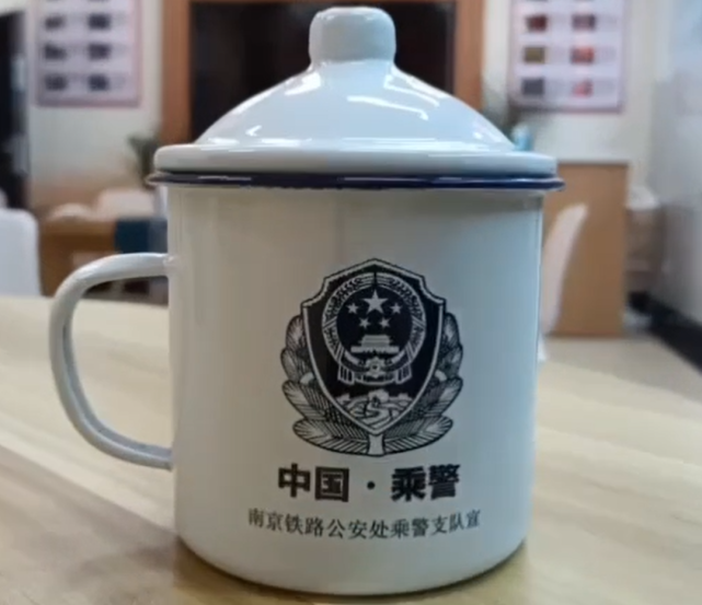 公安局喝茶纸杯图片