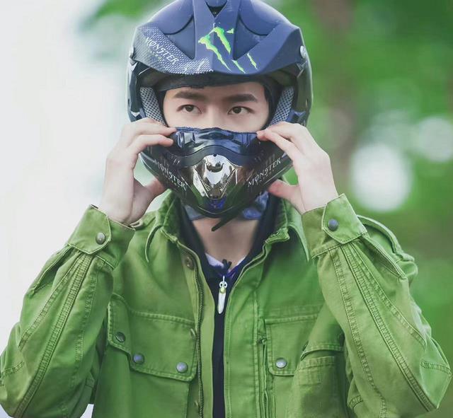 香奈儿秀场出现头盔,时尚博主艾特王一博:耶啵与摩托单品已锁定_腾讯