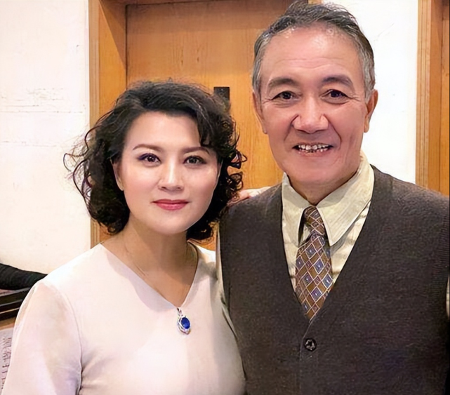 47岁李幼斌与妻子离婚转身娶小13岁娇妻妻子却为他站台