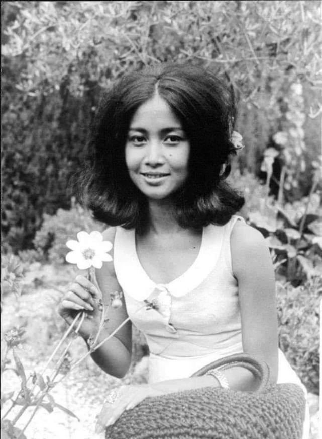 想娶帕花黛薇公主为他的第六房夫人,西哈努克国王幽默的拒绝道:"我的