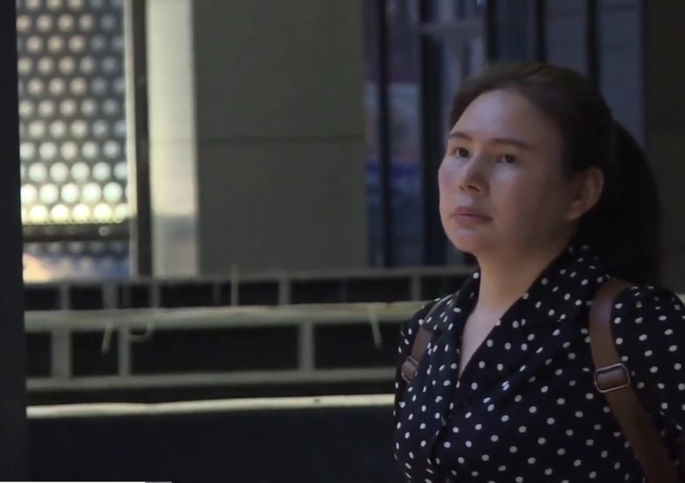 那时候吴碧莲由于前夫的出轨,刚刚离婚,在自己备受感情打击的时候