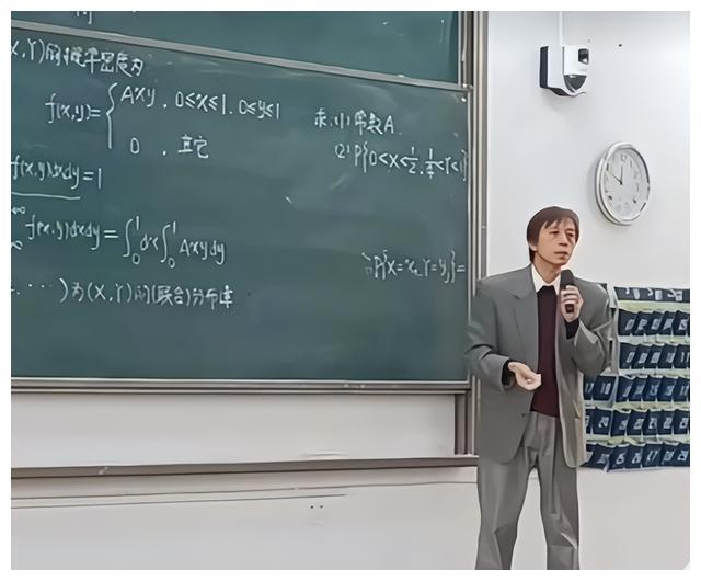 在上大学前我们听课,总会感觉班主任在后门的窗口盯着我们上课,即使没