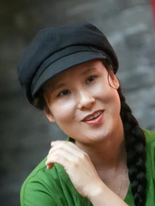 离婚对子女来说是最痛苦的,她的小女孩唐媛媛,因为缺乏父亲的关爱