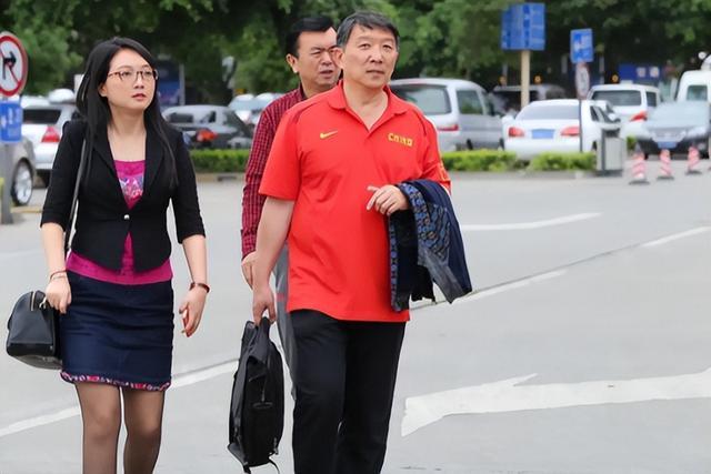 cba冠军球队主帅正式下课,美女经理摆烂却让主帅背锅|主帅|四川男篮