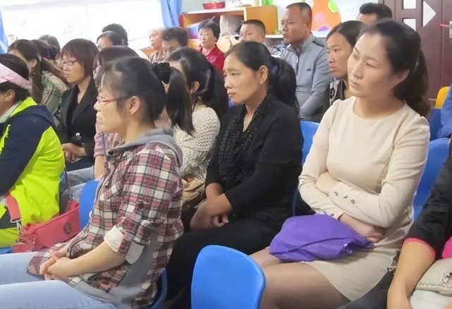 参加家长会时,宝妈穿着太"吸睛"引关注,网友:让孩子脸往哪放